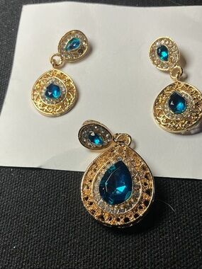 ⭐ Blue Teardrop Rhinestone Jewelry Set Gold Tone Earrings Pendant Glam
